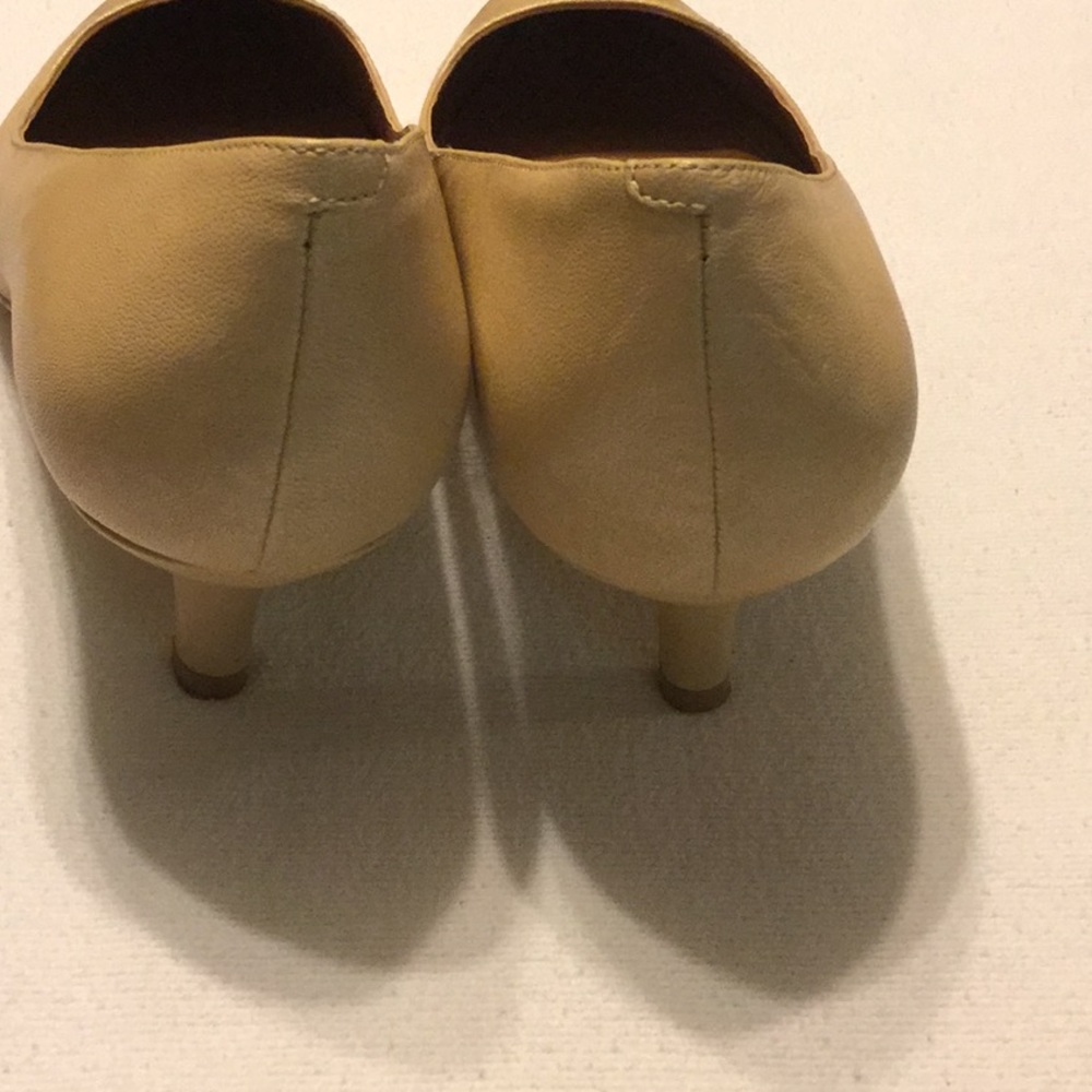 BCBG kitten heel classic shoe! ๐ - Picture 3 of 4